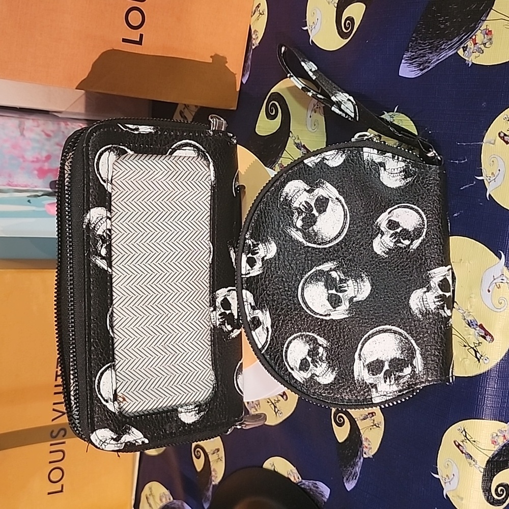 EUC Skull Cell Phone Wallet & Wristlet